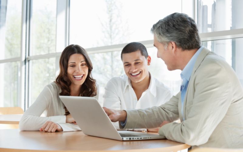 Nhân viên tư vấn đầu tư cần lập báo cáo và trình bày kết quả cho khách hàng