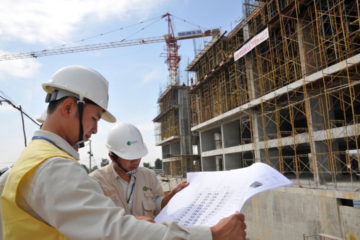 Nhân viên kỹ thuật hạ tầng thực hiện việc thiết kế các công trình xây dựng