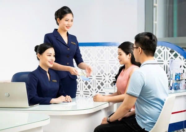 Giao dịch viên chịu trách nhiệm tư vấn và hướng dẫn khách hàng