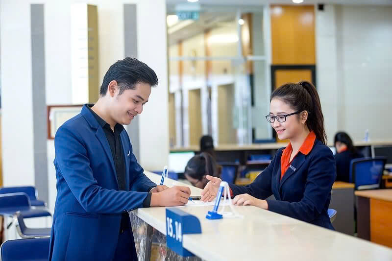 Giao dịch viên cần có kỹ năng bán hàng và thuyết phục khách hàng