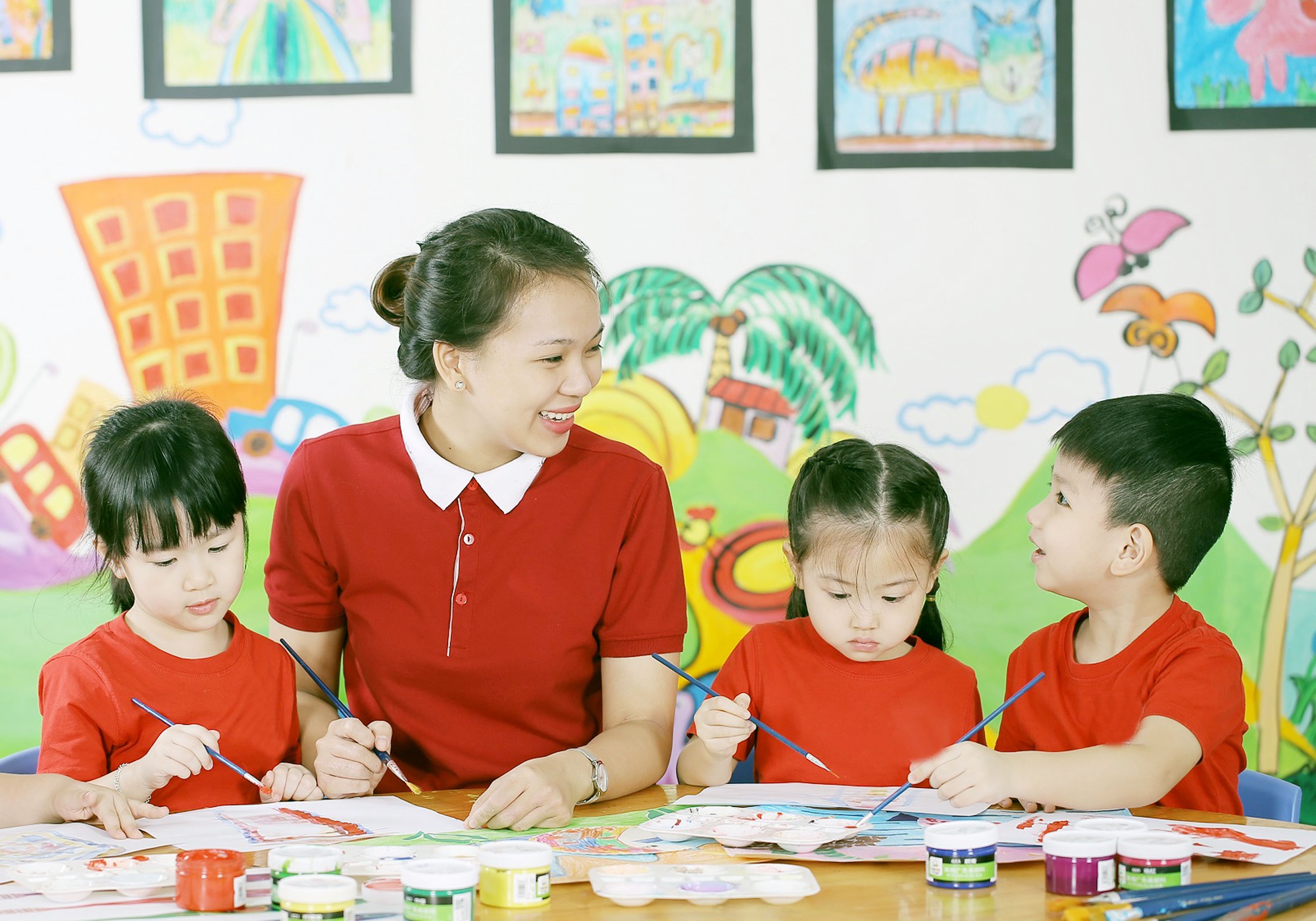 Công việc chính của giáo viên mầm non là chăm sóc các em nhỏ