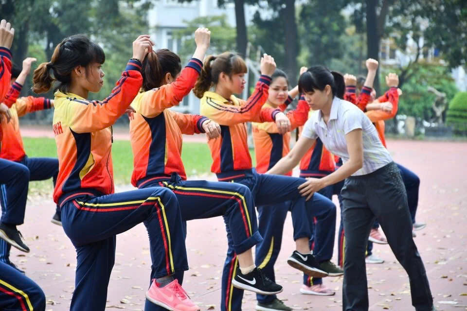 Giáo viên thể chất giảng dạy các bài học thể dục cho học sinh