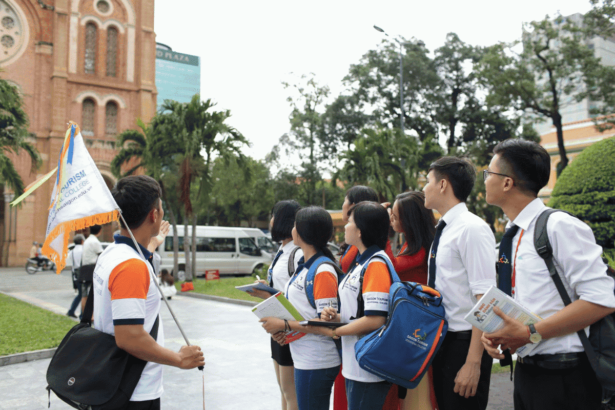 Nhân viên kinh doanh khách đoàn có nhiệm vụ xây dựng và duy trì mối quan hệ với khách hàng, nhằm tối ưu hóa doanh thu và mang lại trải nghiệm dịch vụ tốt nhất