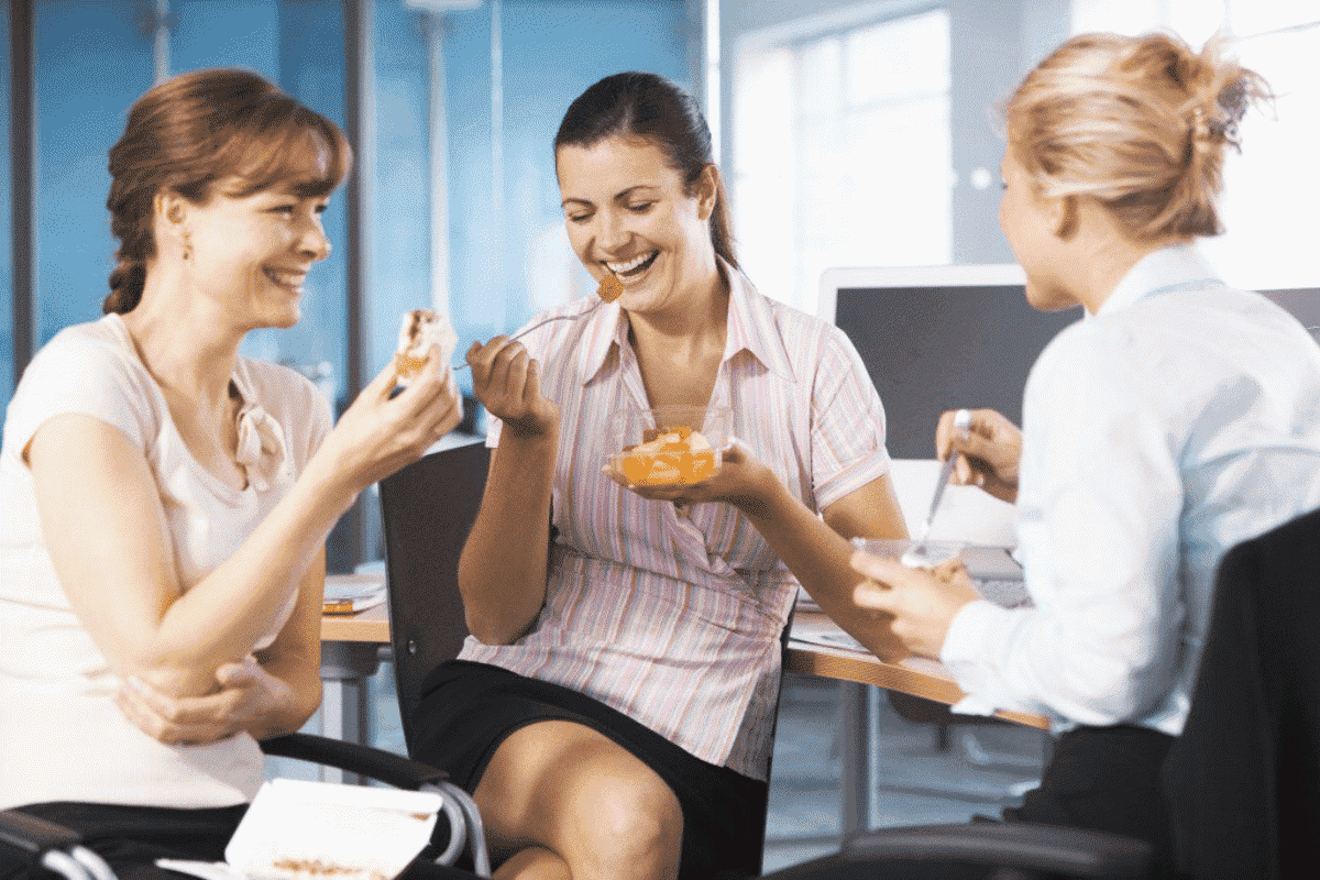 Nhân viên kinh doanh trong ngành thực phẩm có vai trò quan trọng trong việc thúc đẩy doanh thu, phát triển thương hiệu và duy trì mối quan hệ với khách hàng
