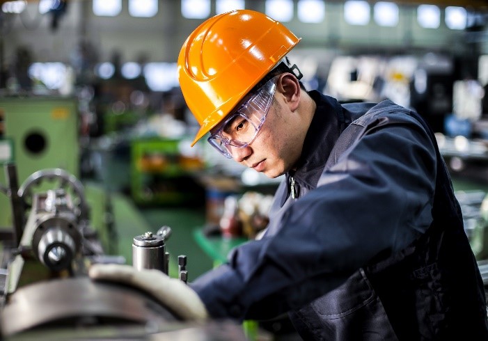 Thợ cơ khí đảm nhận gia công, lắp ráp, bảo trì và sửa chữa máy móc thiết bị