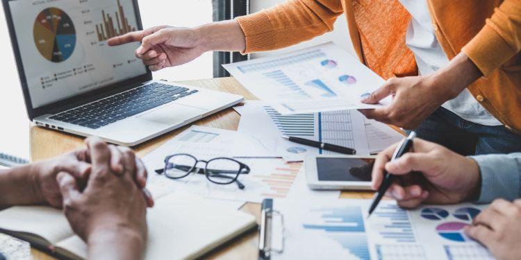Giám đốc tài chính là người thực hiện và đảm bảo chất lượng, tiến độ các quy trình vận hành liên quan tới hệ thống tài sản của doanh nghiệp