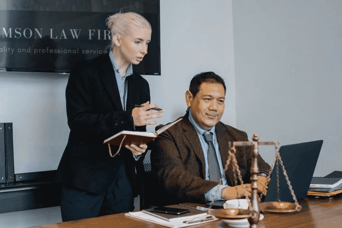 Công ty luật thường xuyên tuyển dụng việc làm pháp chế nhằm hỗ trợ tư vấn, soạn thảo hợp đồng và giải quyết các vấn đề pháp lý cho khách hàng