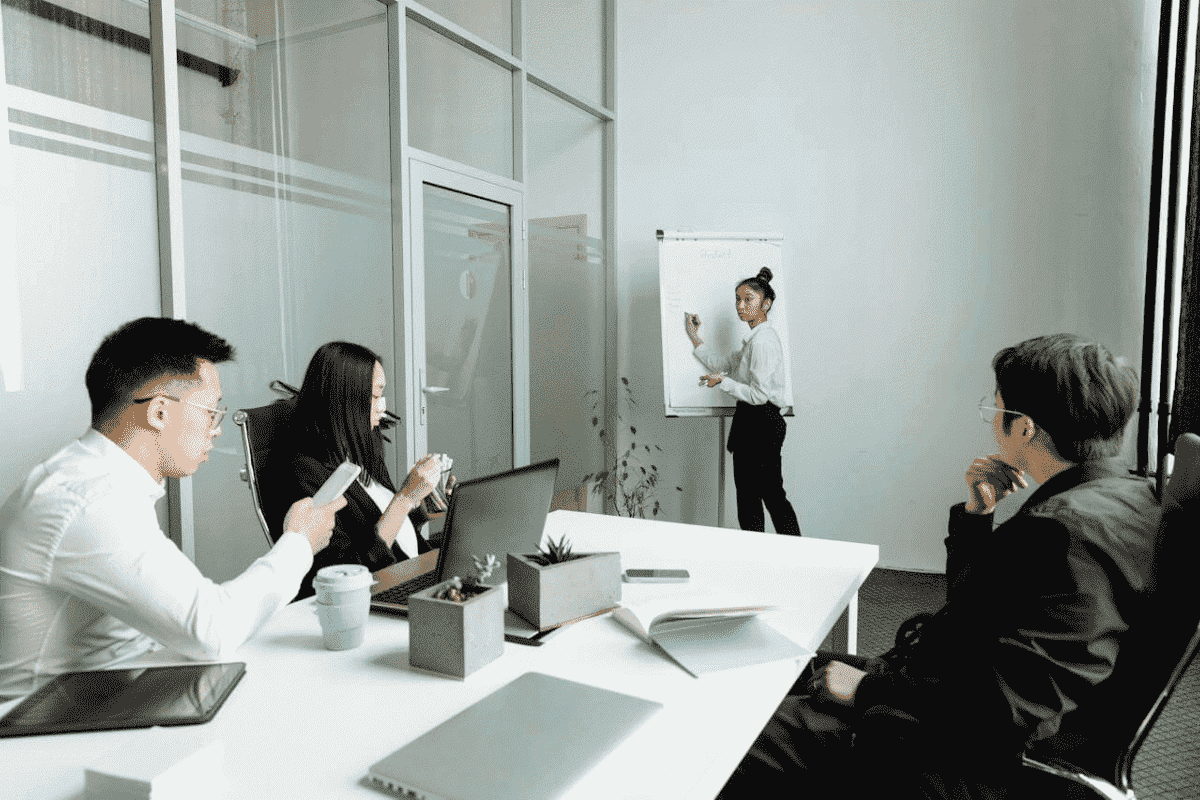 Công việc của chuyên viên phát triển học là thiết kế tài liệu học tập đa dạng, đồng thời đánh giá và cải tiến học liệu dựa trên phản hồi của người dùng
