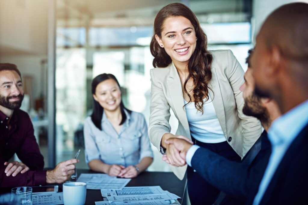 Nhân viên Quan hệ công chúng có nhiệm vụ tăng nhận diện thương hiệu, sản phẩm của doanh nghiệp