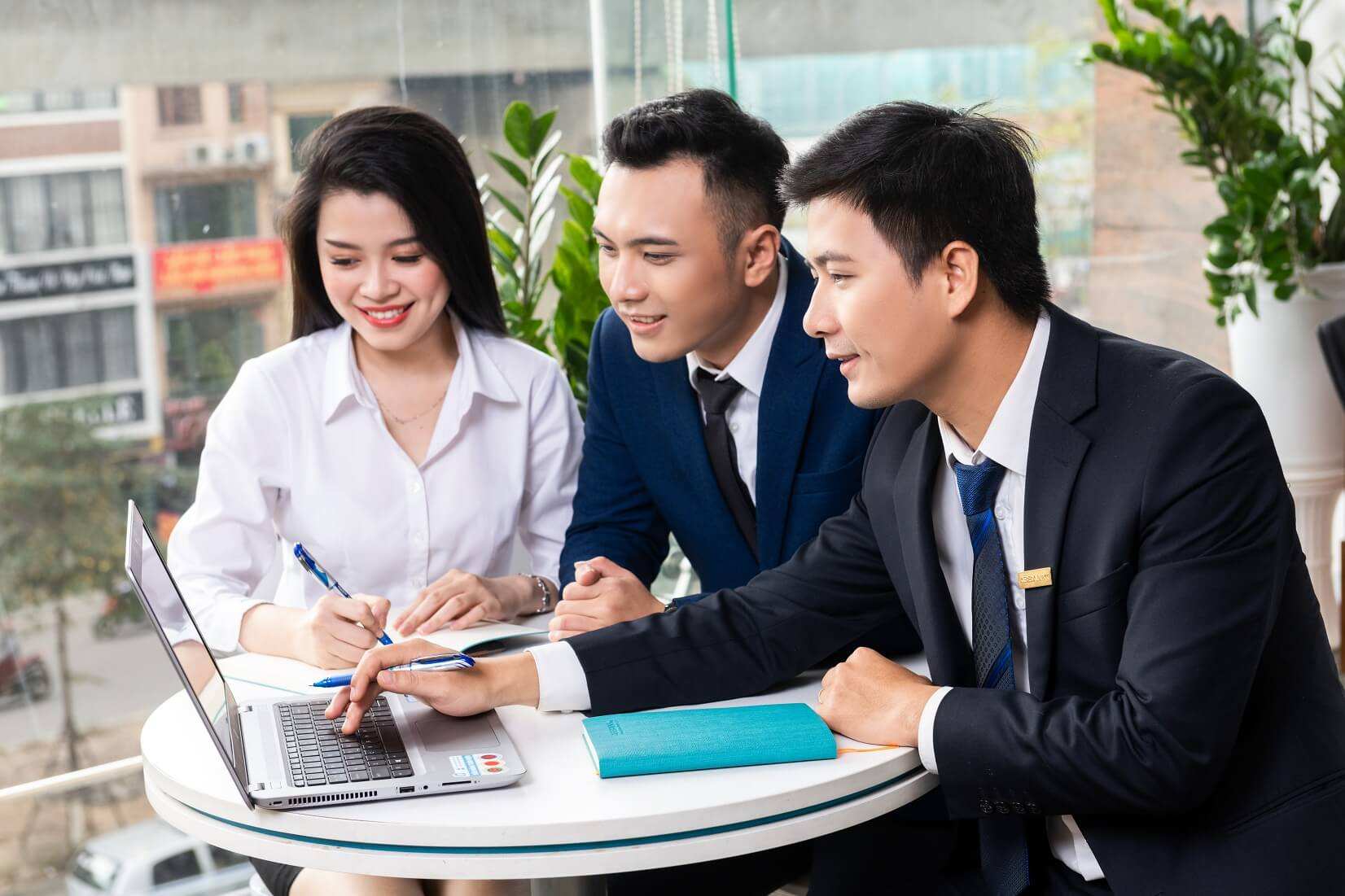 Mức lương ngành Tài chính - Ngân hàng ở vị trí chuyên viên phân tích tài chính rất hấp dẫn