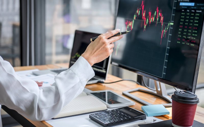 Sales chứng khoán trực tiếp là việc làm đảm nhận các nhiệm vụ tìm kiếm và phát triển khách hàng