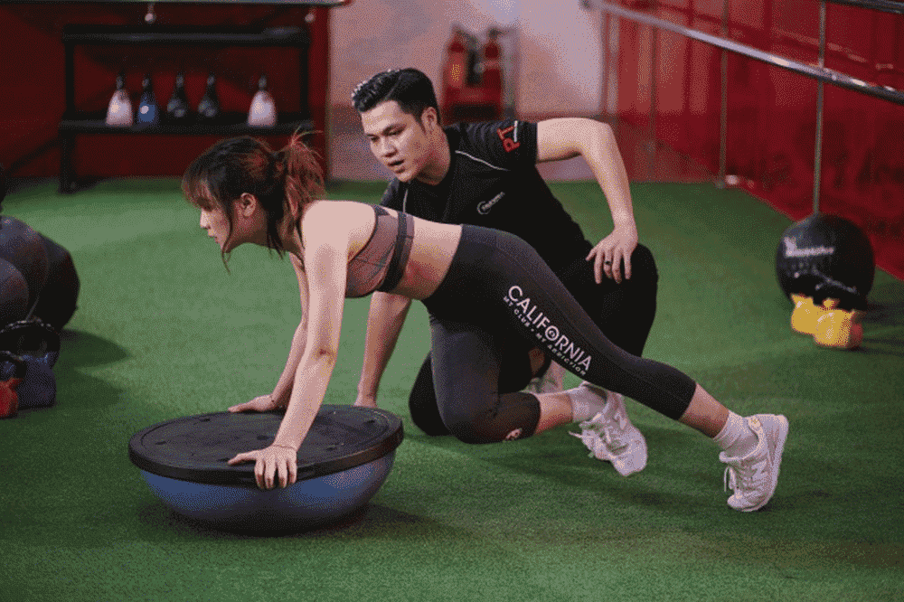 Huấn luyện viên yêu cầu cao về ngoại hình và kiến thức chuyên môn