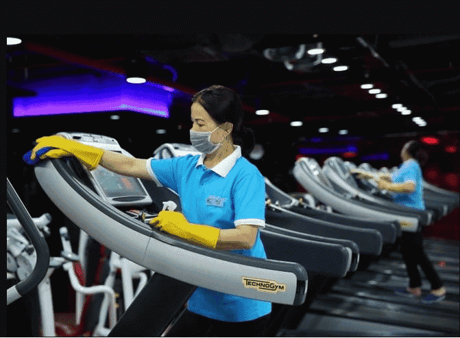 Tạp vụ phòng gym đảm nhiệm vai trò duy trì vệ sinh cho toàn bộ trung tâm