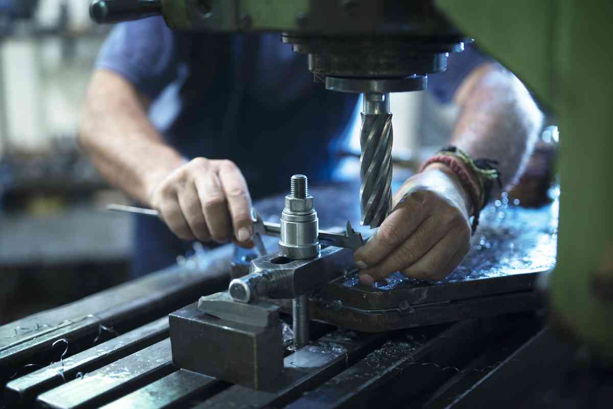 Công việc của một kỹ thuật viên lắp đặt thường liên quan đến việc lắp đặt, vận hành và bảo trì..