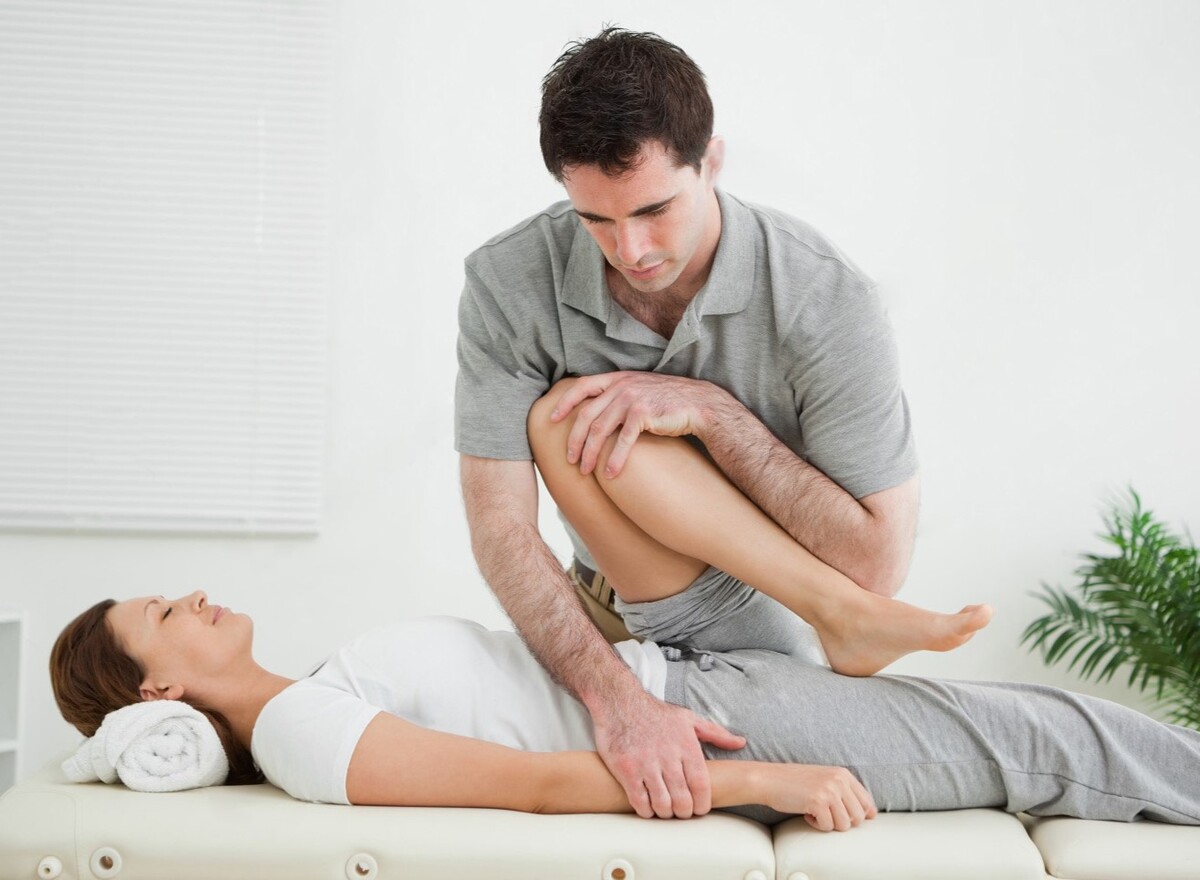 Bác sĩ vật lý trị liệu là người điều trị các vấn đề về cơ xương khớp và phục hồi chức năng cho bệnh nhân