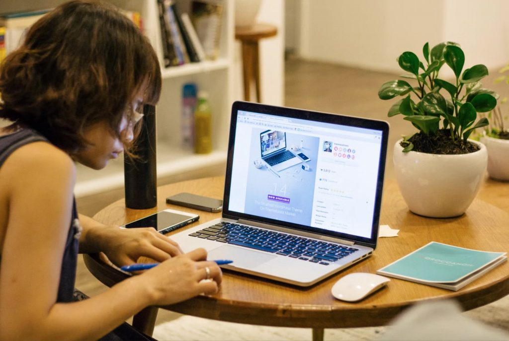 Nhân viên kinh doanh online có trách nhiệm tìm kiếm khách hàng online