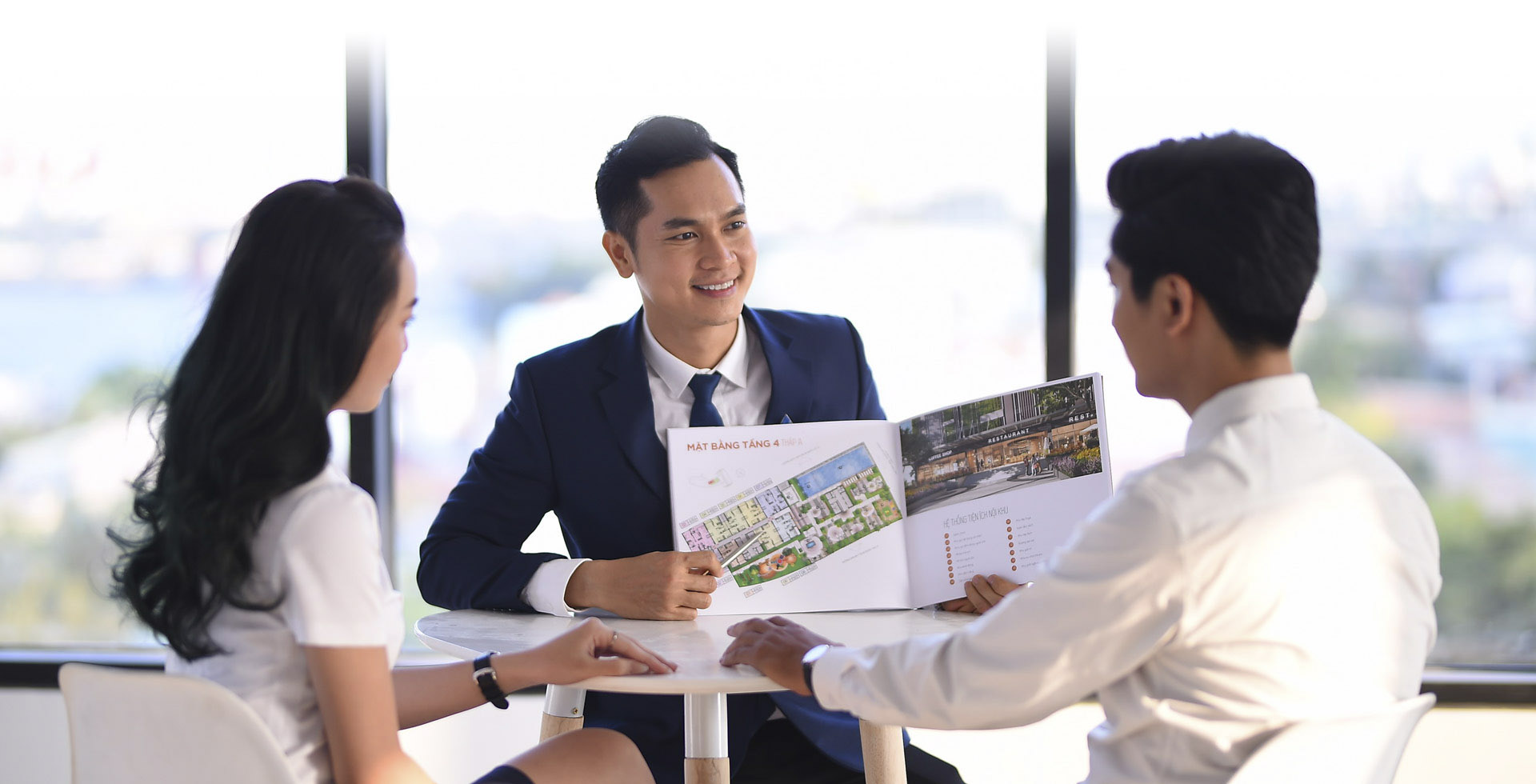 Nhân viên kinh doanh cần có khả năng thuyết phục khách hàng mua sản phẩm của công ty