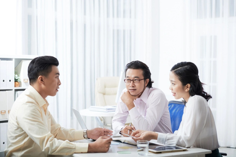 Công việc của nhân viên Sale bảo hiểm là tìm kiếm khách hàng, tư vấn sản phẩm bảo hiểm phù hợp và hỗ trợ ký kết hợp đồng