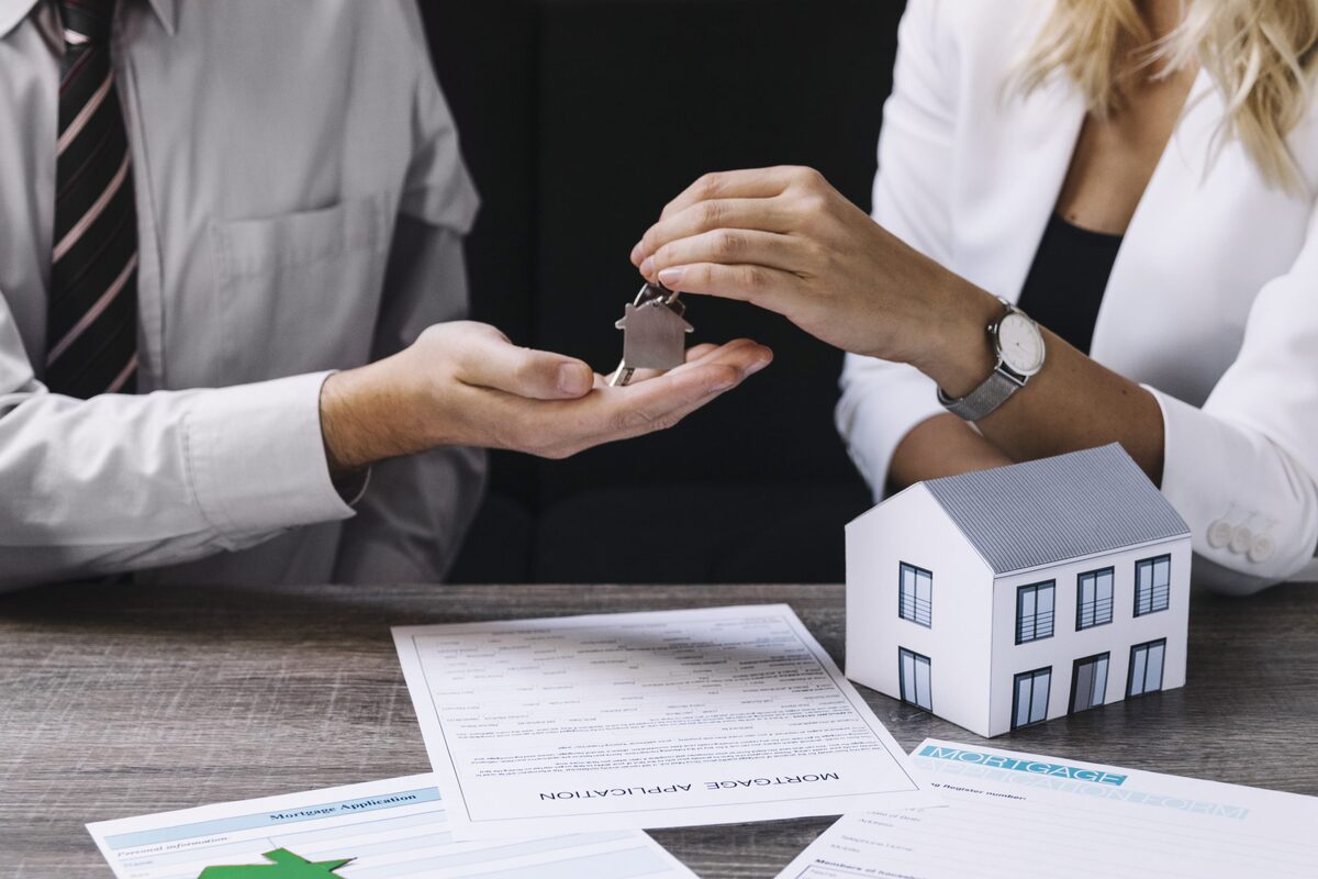 Môi giới bất động sản được chia làm 2 hình thức là môi giới độc quyền và môi giới tự do