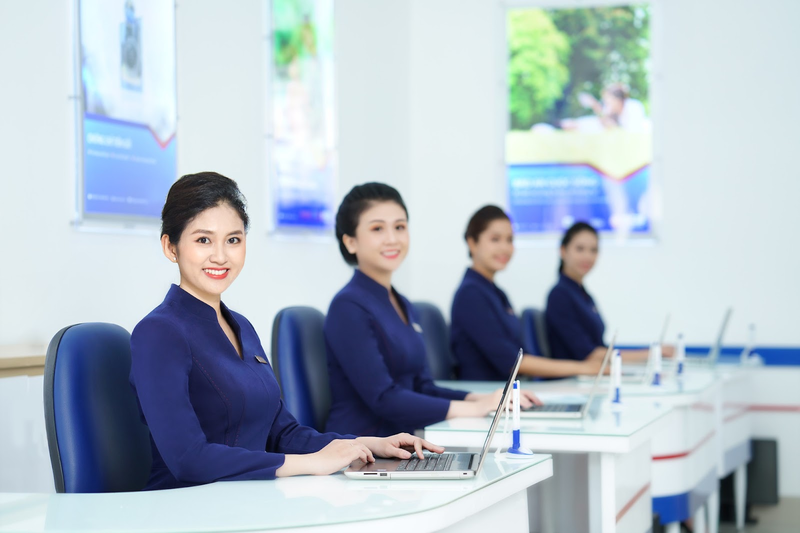 Học tài chính ngân hàng ra làm gì? Sinh viên tốt nghiệp có thể bắt đầu với công việc giao dịch viên ngân hàng