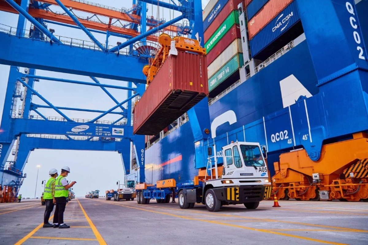 Vai trò của ngành giao thông vận tải còn là tạo điều kiện thuận lợi cho việc giao thương, hợp tác kinh tế, văn hóa