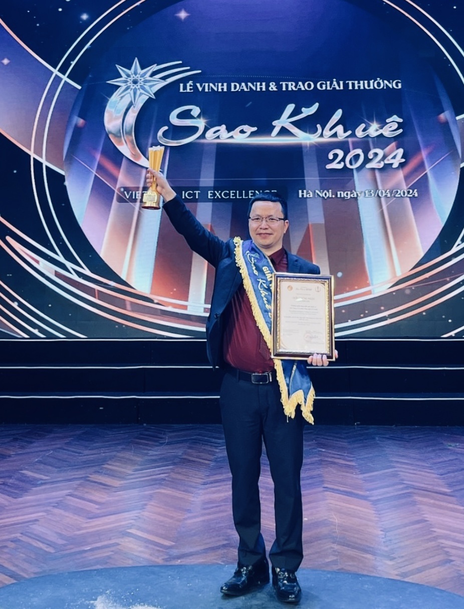 CEO Tony Vũ đại diện job3s.online nhận Giải thưởng Sao Khuê 2024 hạng mục A-IoT