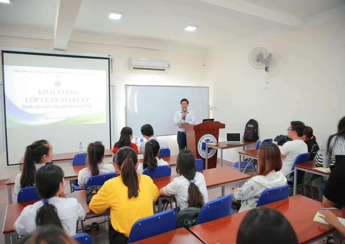 Giảng viên là người đào tạo và giảng dạy tại các trường đại học, cao đẳng