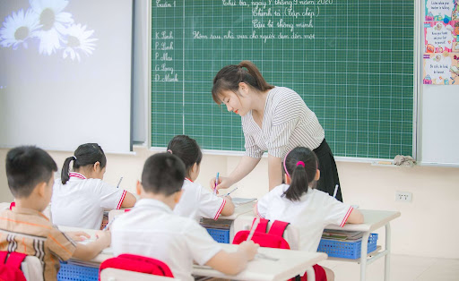 Mức lương của giáo viên tiểu học phụ thuộc vào thâm niên giảng dạy, trình độ đào tạo và khu vực công tác