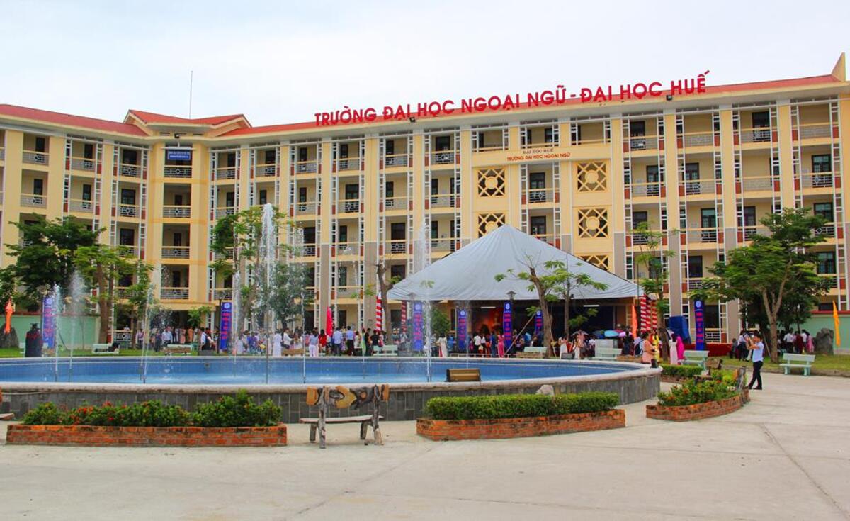 Trường Đại học Ngoại ngữ - Đại học Huế có cơ sở vật chất hiện đại cùng đội ngũ giảng viên có trình độ cao