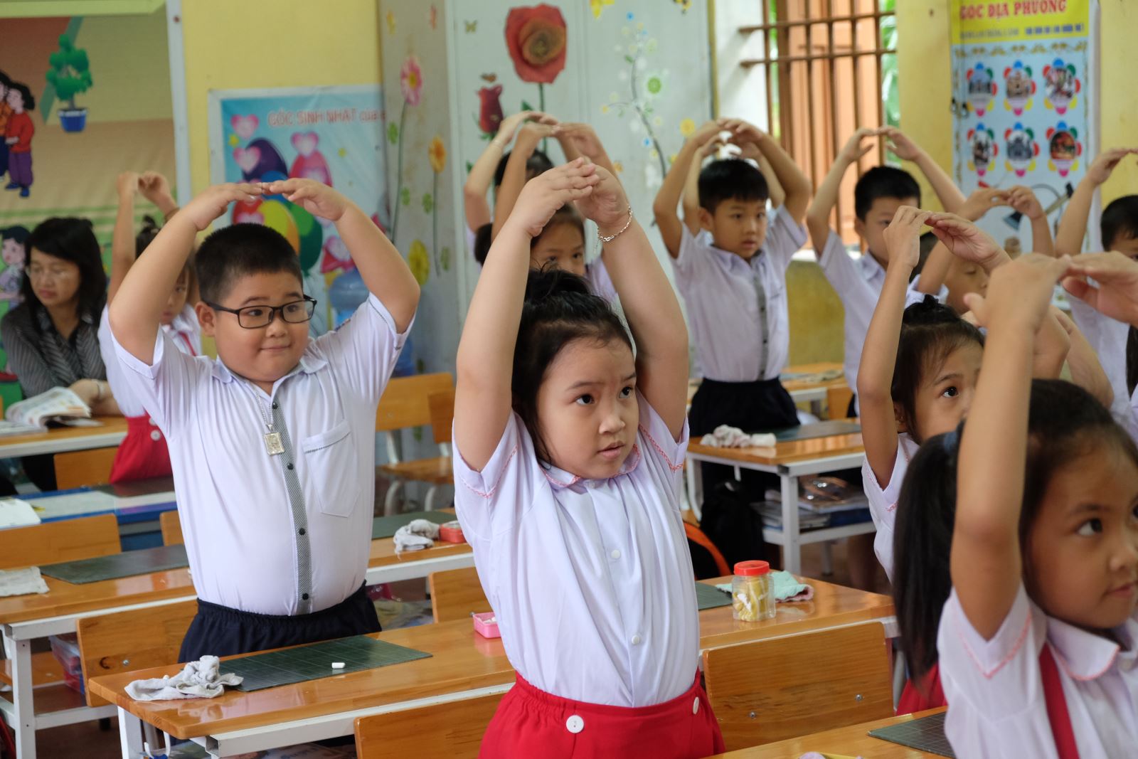 Sư phạm Tiểu học và Giáo dục Tiểu học khác nhau về định hướng đào tạo, mục tiêu nghề nghiệp cũng như cơ hội việc làm