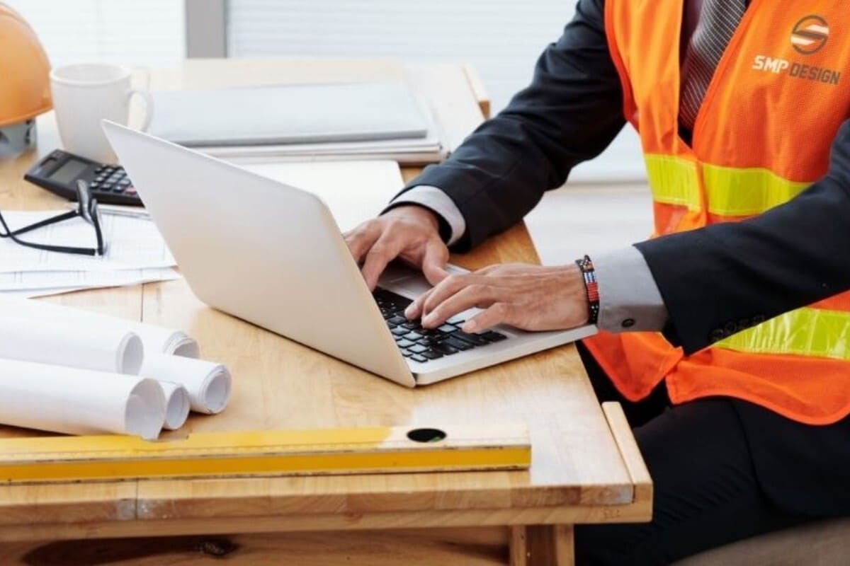 Nhân viên điều phối dự án là người đảm nhiệm các công việc như: Lên kế hoạch, phân công, kiểm soát tiến độ dự án.