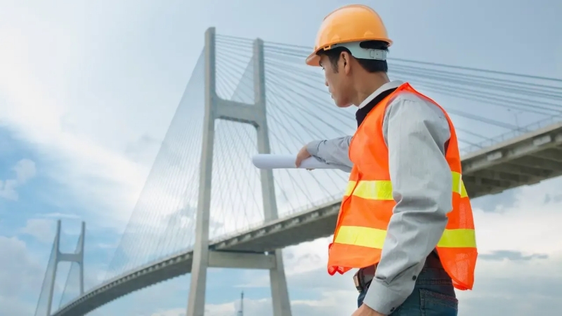 Công việc của một kỹ sư cầu đường liên quan đến thiết kế, thi công và giám sát
