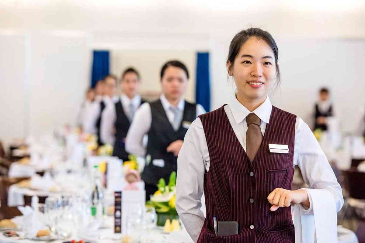 Hầu hết các việc làm khách sạn được trả mức lương cạnh tranh và có nhiều phúc lợi đi kèm