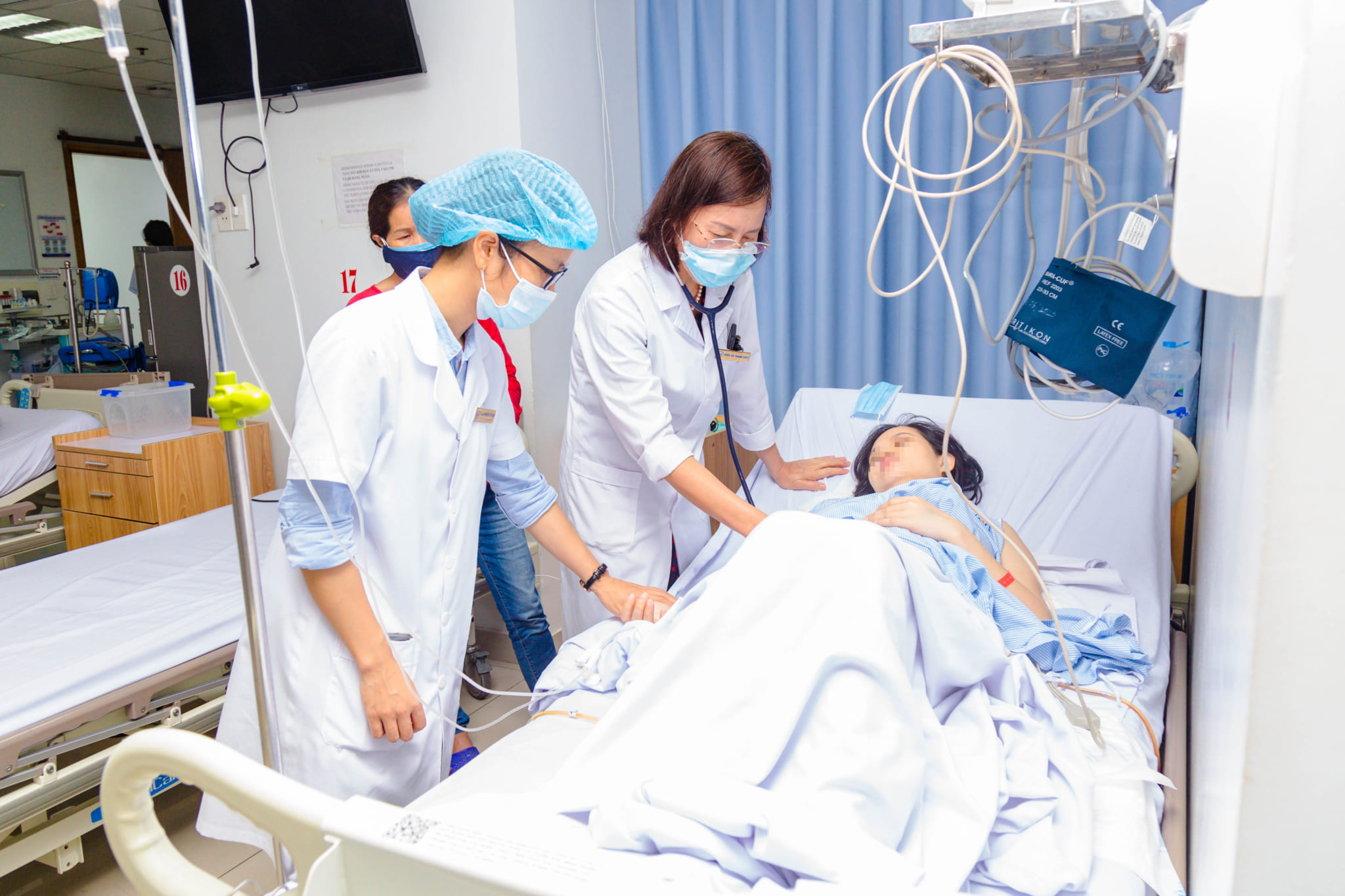 Giám đốc điều hành bệnh viện có nhiệm vụ xây dựng và triển khai các chiến lược phát triển của bệnh viện