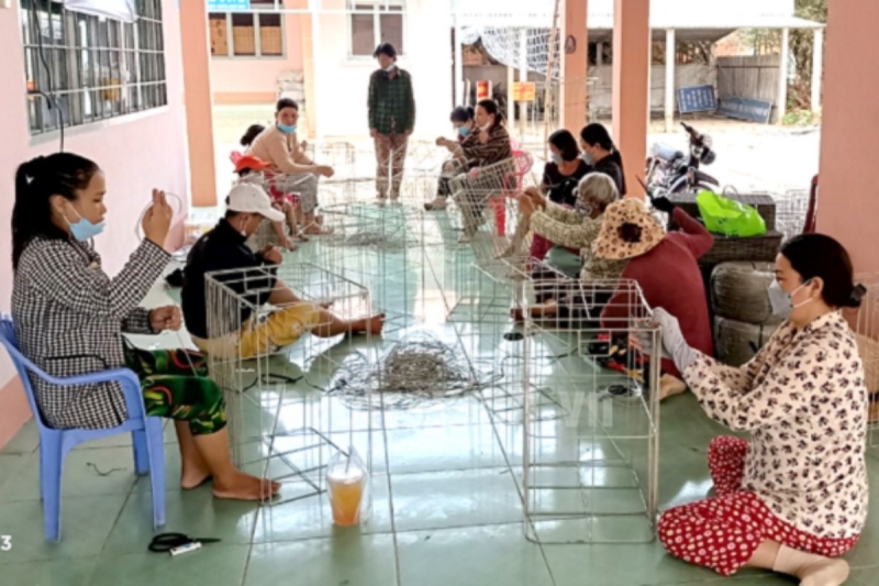 Việc làm gia công khiến cho nhiều người không có bằng cấp một cuộc sống ổn định
