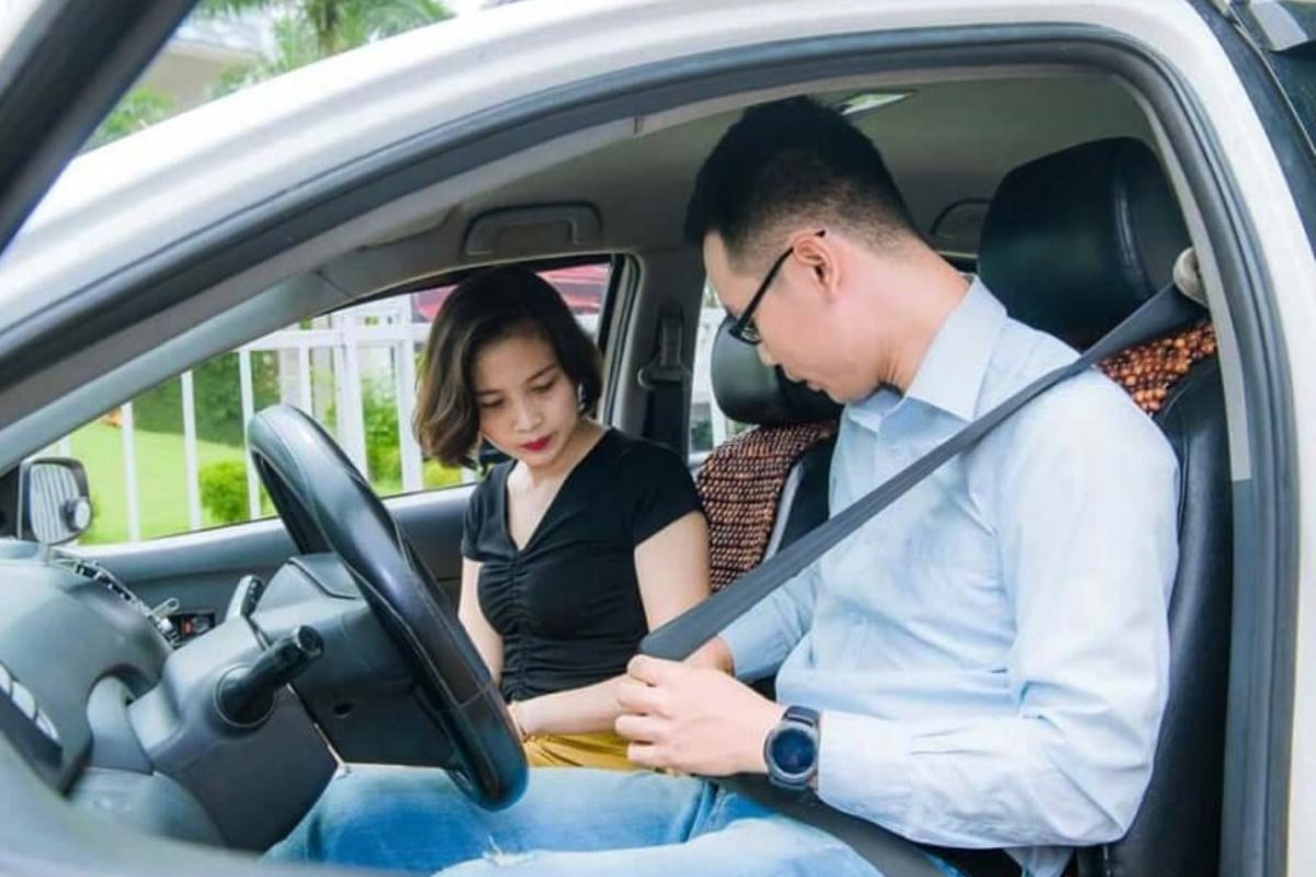 Công việc chính của nhân viên lái xe là vận chuyển hàng hóa hoặc hành khách đến địa điểm yêu cầu