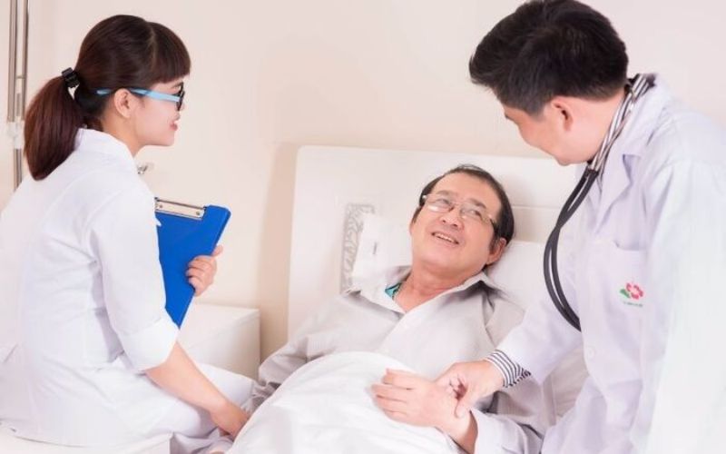 Điều dưỡng viên phòng khám đảm nhiệm việc chăm sóc và theo dõi sức khỏe bệnh nhân, vận hành và bảo quản các thiết bị y tế, thuốc, và dụng cụ tại phòng khám