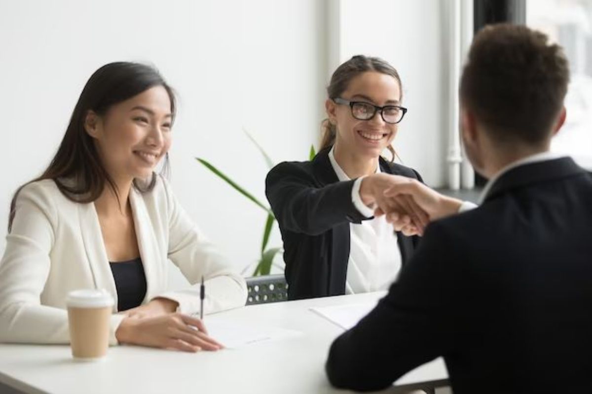 Trợ lý giám đốc biết tiếng Trung thường hỗ trợ trong các cuộc đàm phán thương mại, phiên dịch tài liệu, hợp đồng