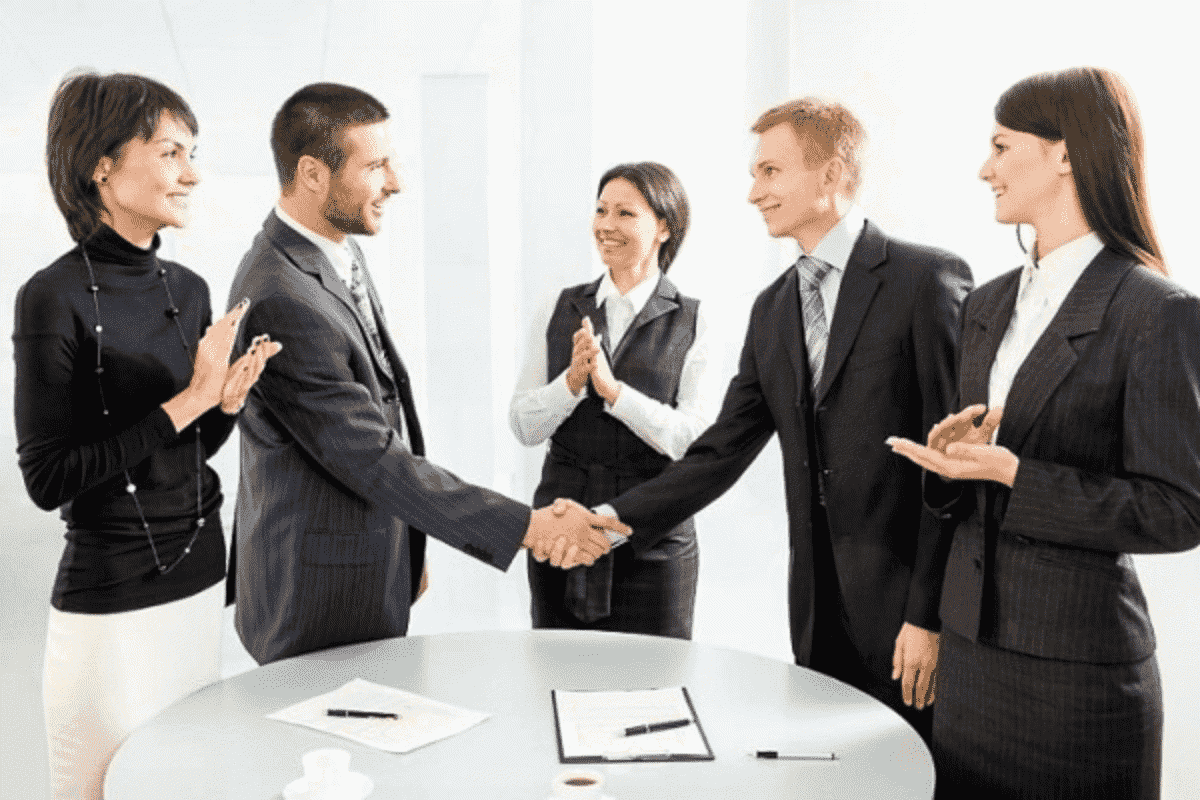 Kỹ năng giao tiếp sẽ giúp trưởng phòng giải quyết các vấn đế của khách hàng dễ dàng hơn