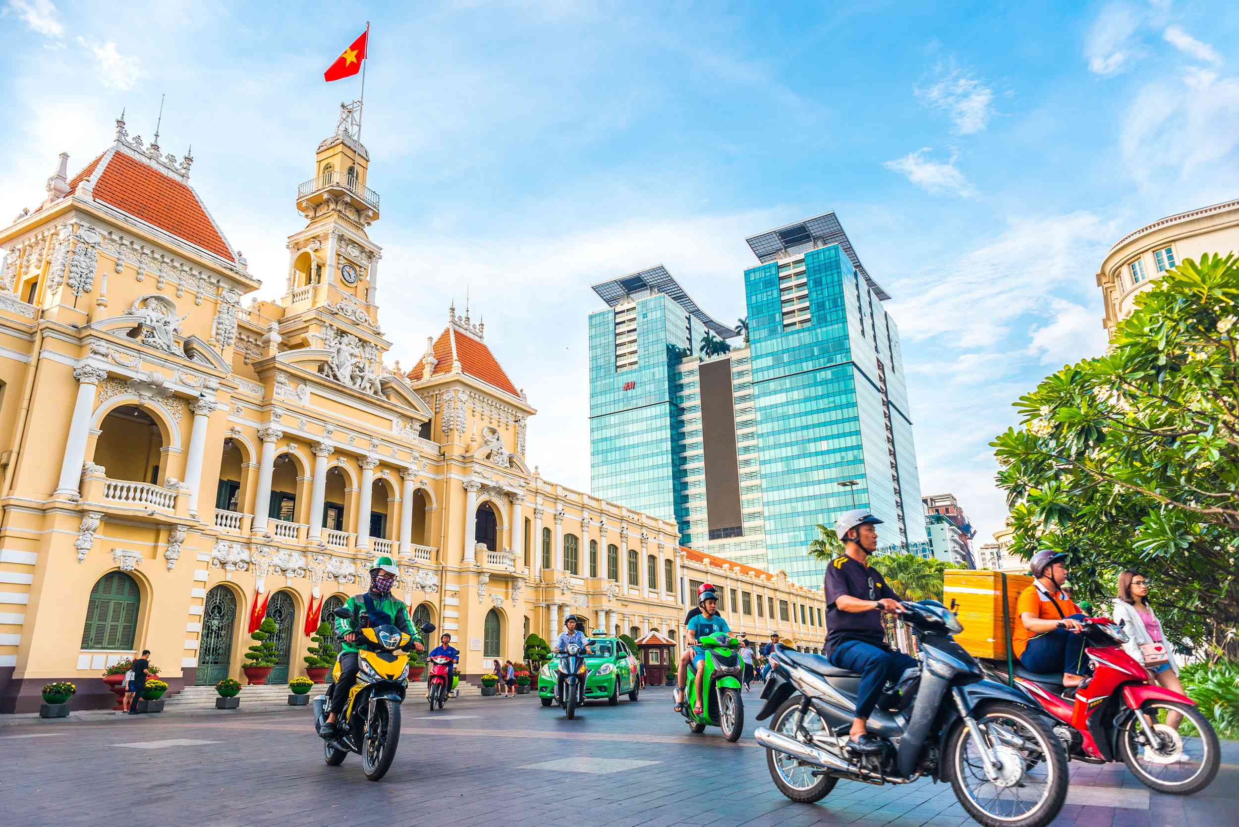 Là một thành phố đông dân, nhu cầu tuyển dụng việc làm TPHCM luôn diễn ra sôi động