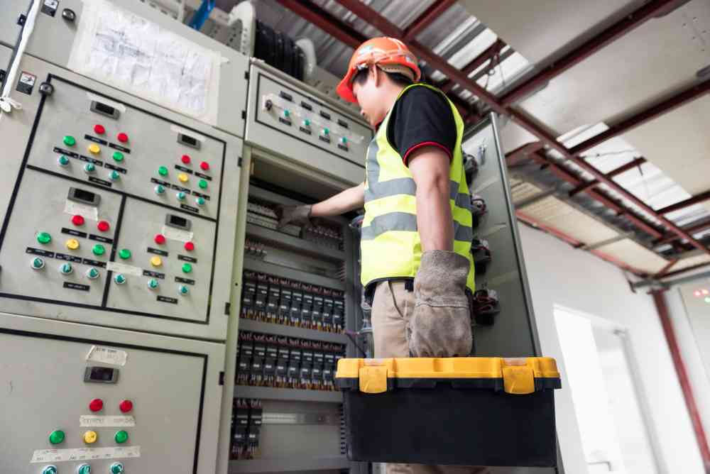 Bảo trì hệ thống điện là một trong những vị trí việc làm bảo trì nhận được sự quan tâm của người lao động