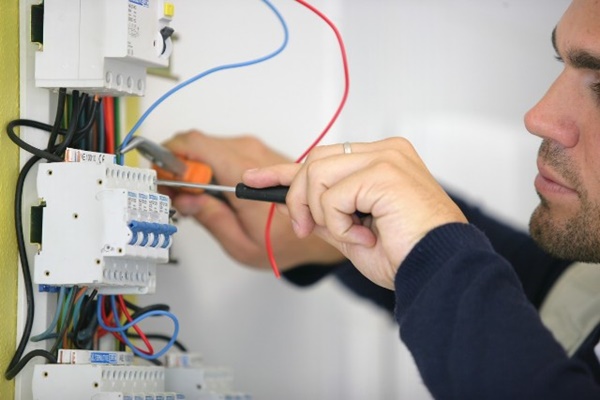 Sửa chữa đồ điện gia dụng, ứng viên cần tốt nghiệp Trung cấp trở lên chuyên ngành hệ thống điện, điện tử