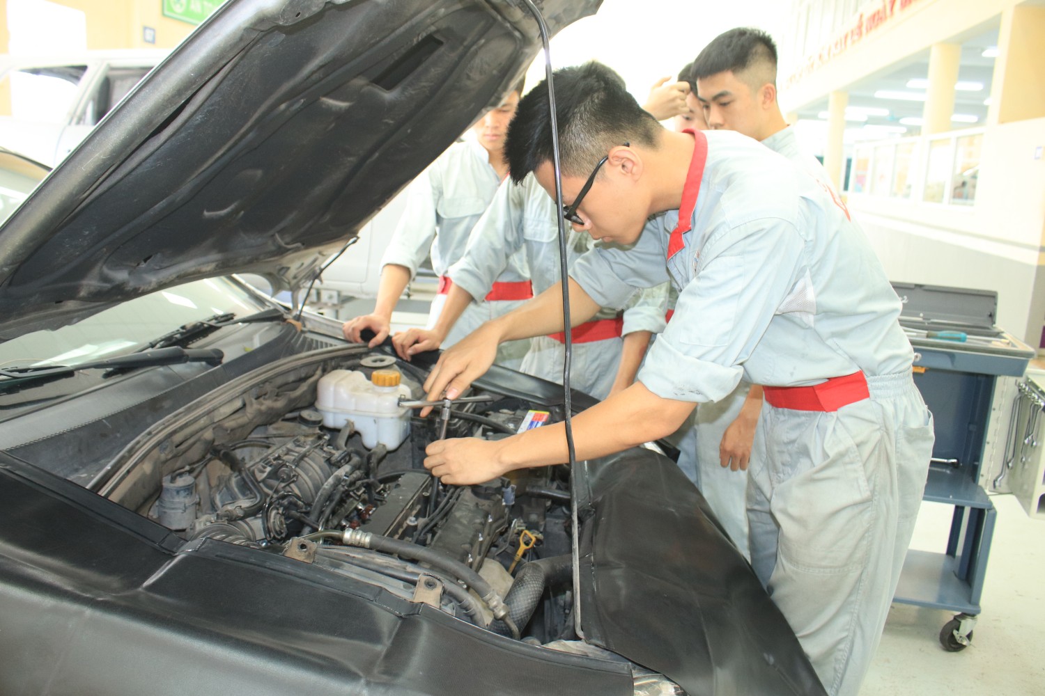 Tuyển dụng việc làm Công nghệ ô tô luôn luôn sôi động và phát triển mạnh mẽ