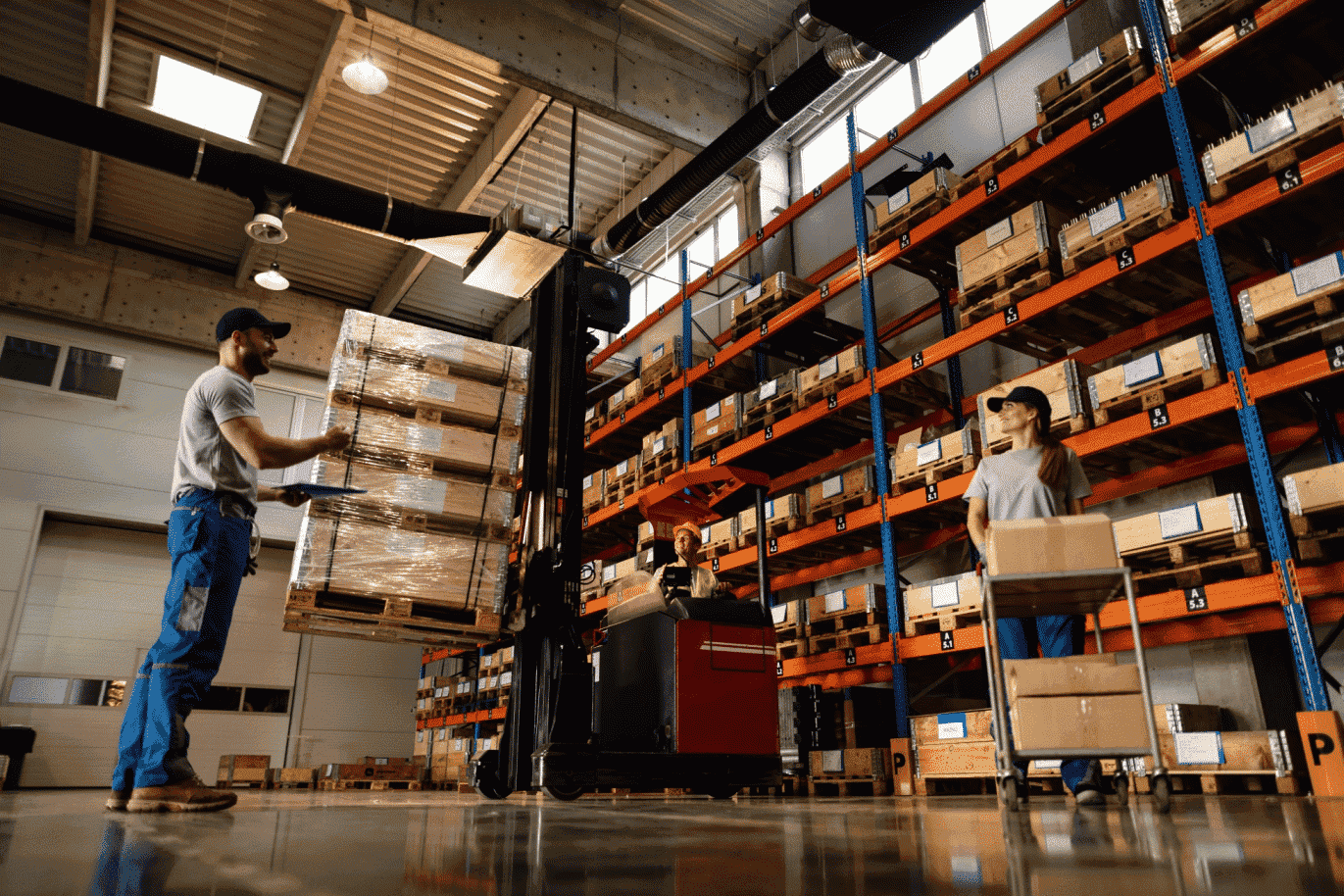 Giám sát vận hành kho vận đóng vai trò quan trọng trong việc quản lý và tối ưu hóa quá trình lưu trữ và xuất nhập hàng hóa