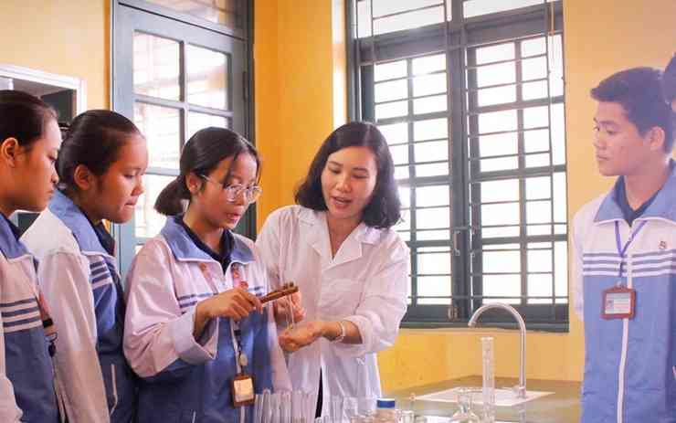 Giáo viên dạy biên chế là những người làm việc lâu dài tại các trường công lập, hưởng đầy đủ chế độ đãi ngộ theo quy định của Nhà nước
