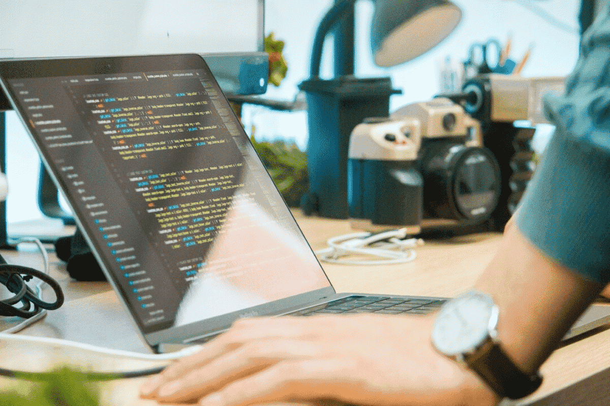 Đối với iOS, lập trình viên cần trang bị kiến thức vững về ngôn ngữ Swift hoặc Objective-C