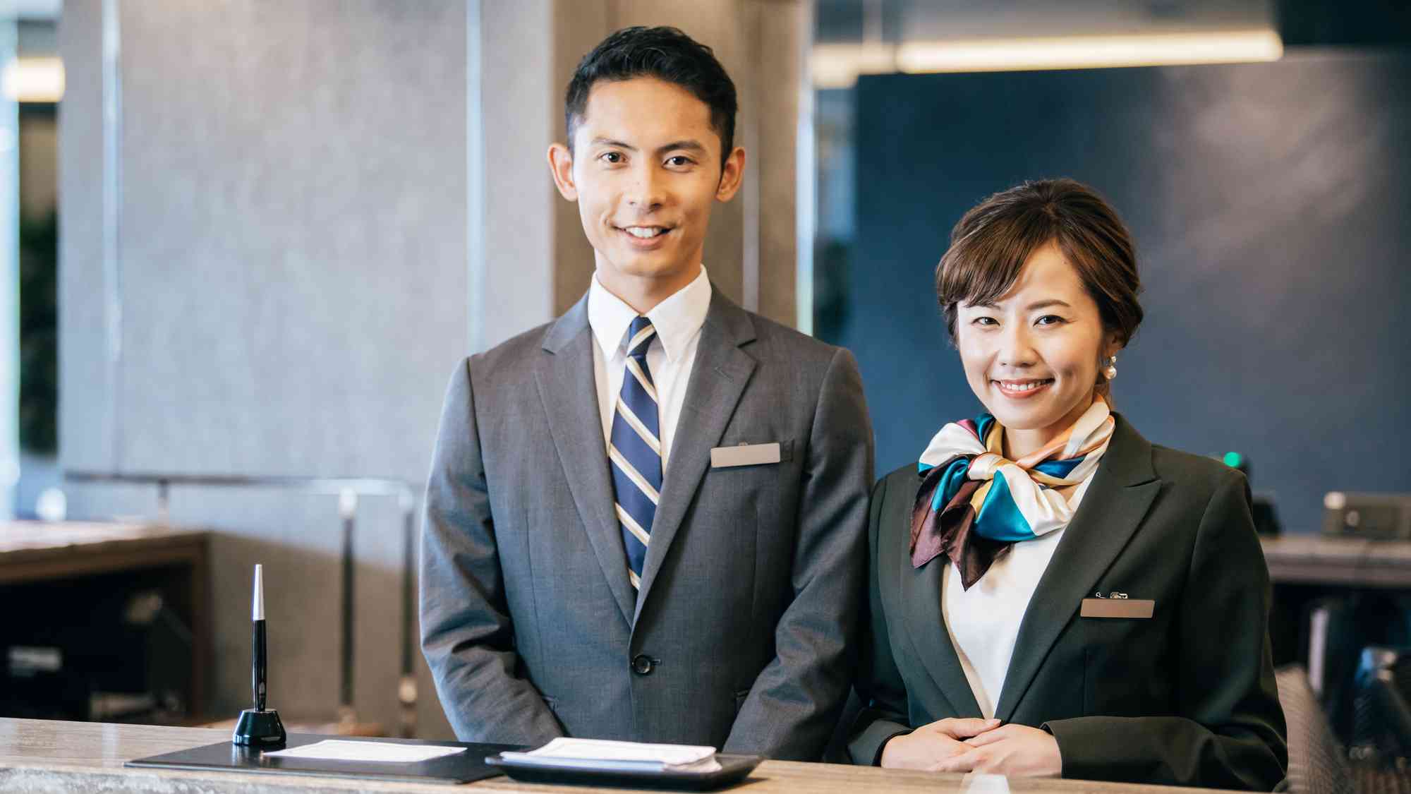 Việc làm nhân viên lễ tân thường ưu tiên ứng viên có ngoại hình vì đây là vị trí bộ mặt của doanh nghiệp