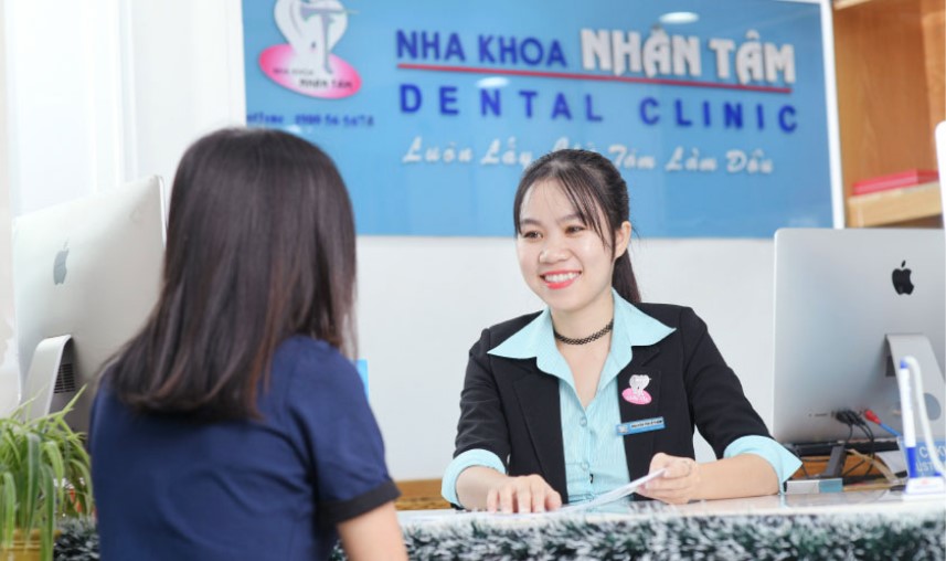 Việc làm nhân viên lễ tân văn phòng còn bao gồm việc xử lý cuộc gọi và sắp xếp lịch trình cho cấp trên