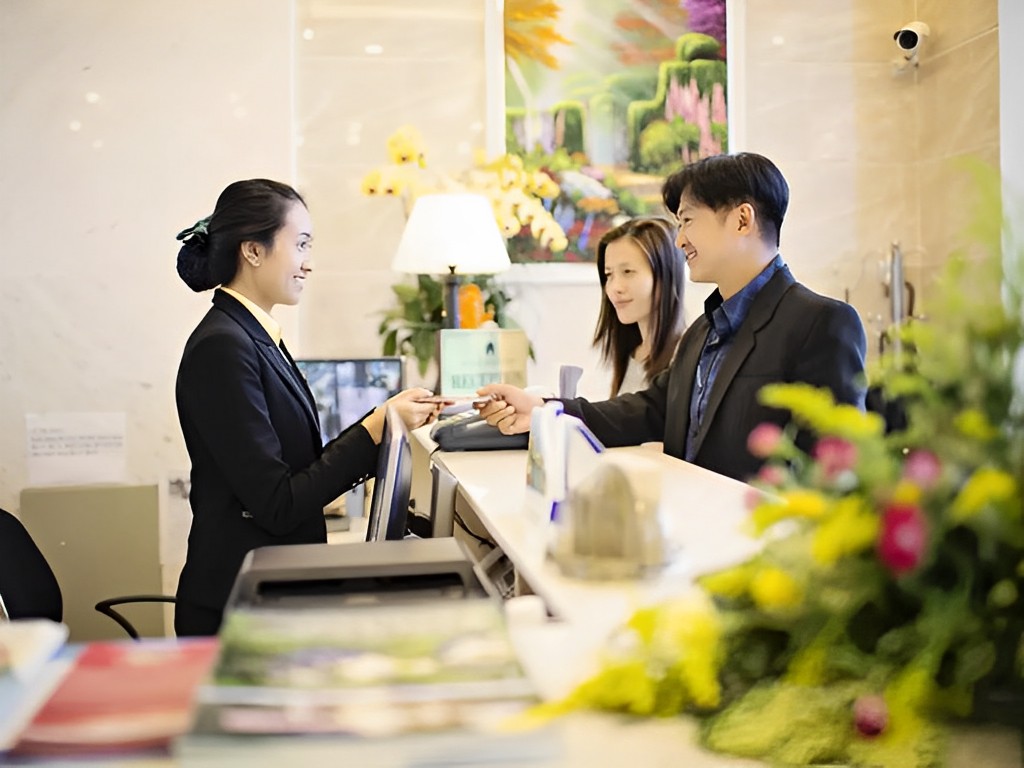 Nhân viên lễ tân khách sạn cần có khả năng ngoại ngữ tốt để tiếp đón khách hàng nước ngoài chu đáo