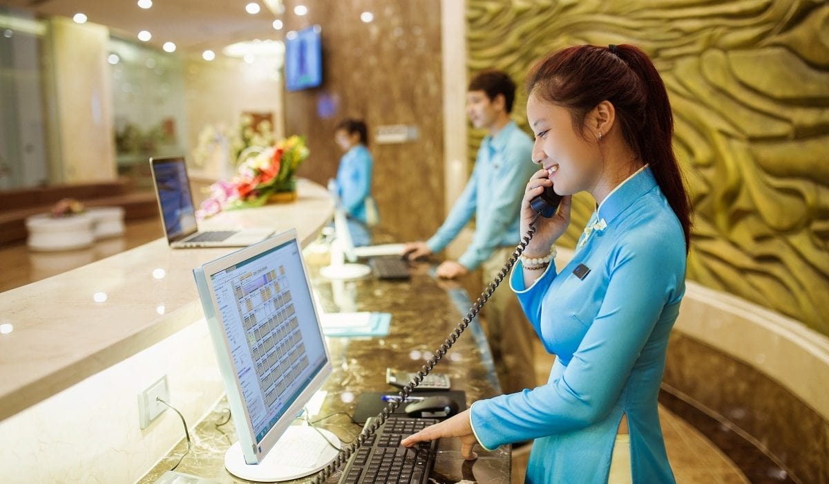 Nhân viên lễ tân tòa nhà sẽ có trách nhiệm trợ giúp cư dân và hướng dẫn ra vào cho khách đến tòa nhà
